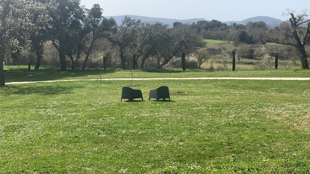 casa rural de un artista en plena naturaleza piscina y parque de esculturas en villarcayo Exterior foto