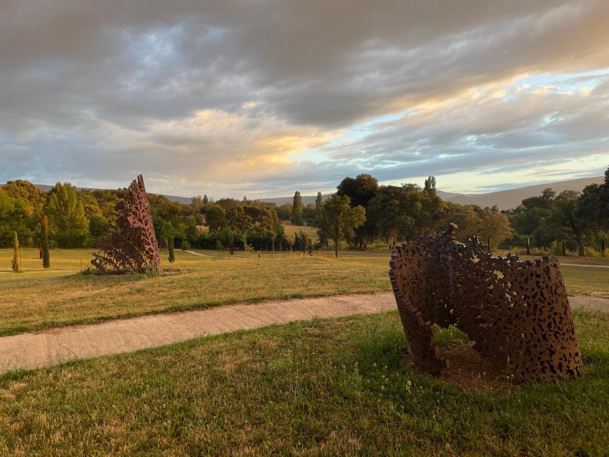 casa rural de un artista en plena naturaleza piscina y parque de esculturas en villarcayo Exterior foto