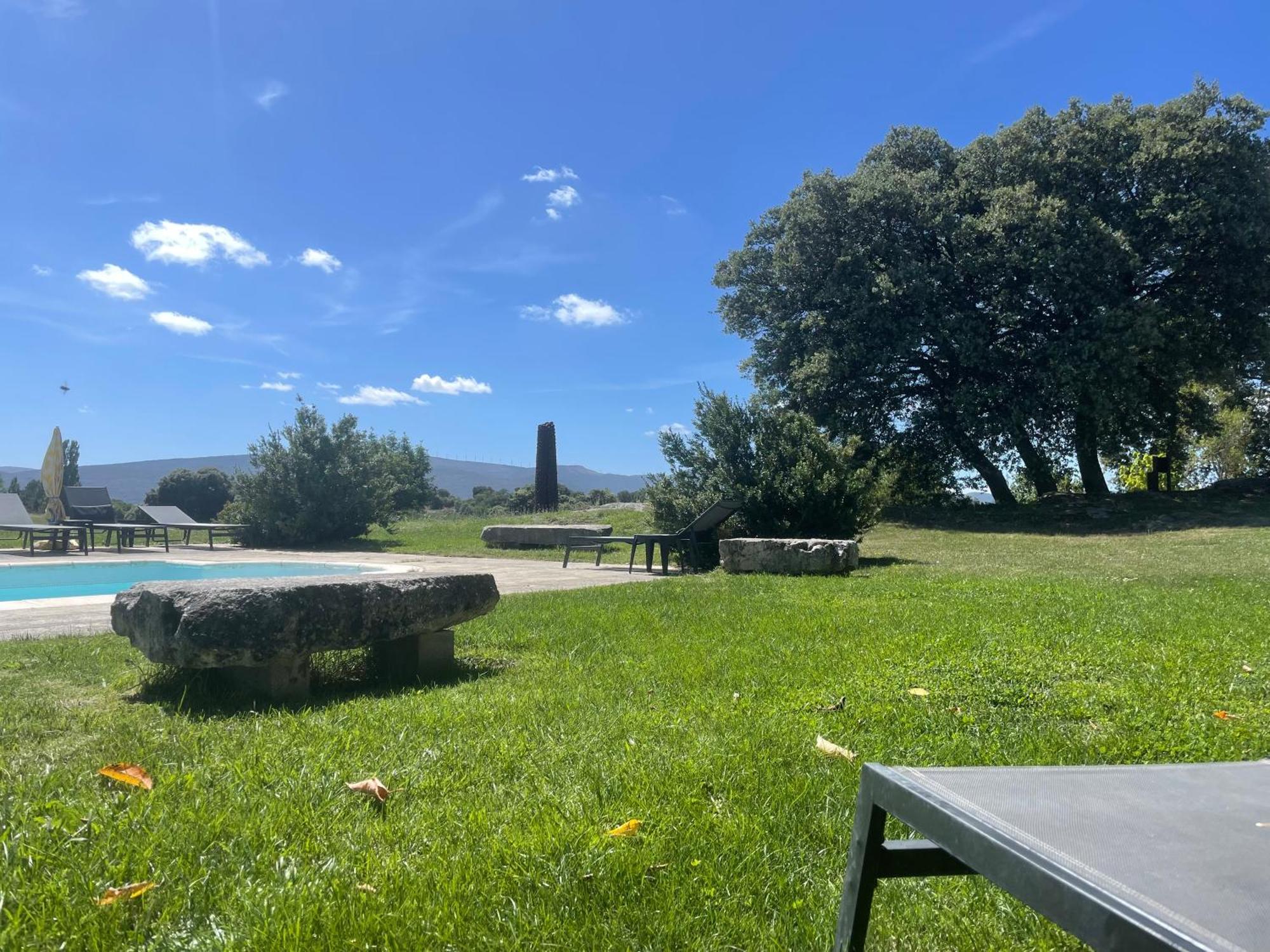 casa rural de un artista en plena naturaleza piscina y parque de esculturas en villarcayo Exterior foto
